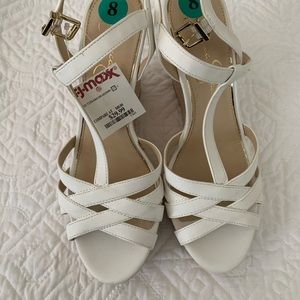 Jessica Simpson, Size 8 Wedge Sandle (white)